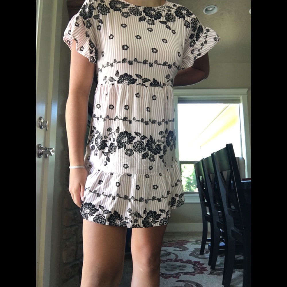 Colorful short dress with ruffle sleeves
